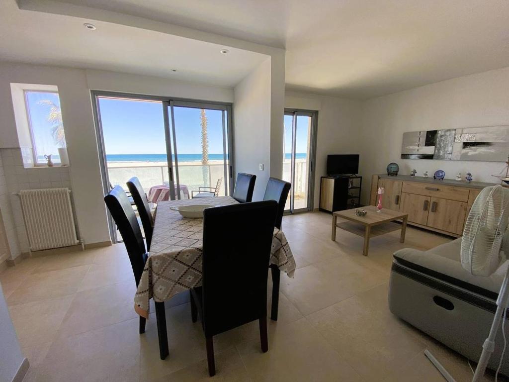 T3 bord de mer rénové, loggia, parking privé - FR-1-696-129 - 2
