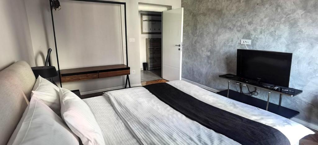 Nice Two Bedroom Apartment with FREE Parking - 4