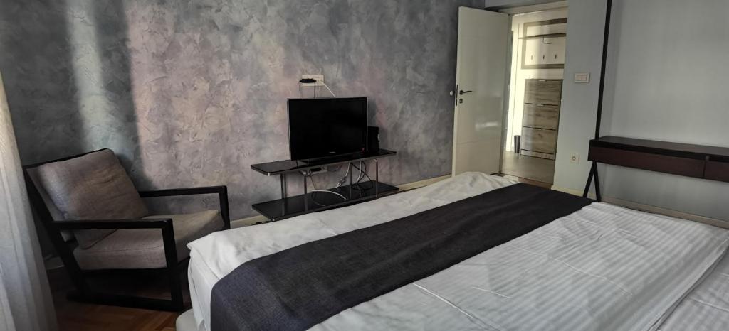 Nice Two Bedroom Apartment with FREE Parking - 5