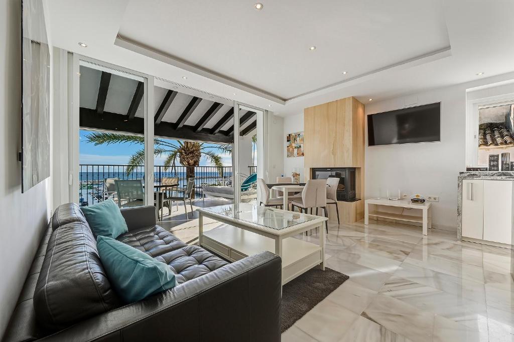 Front Line Penthouse Puerto Banus With Sea Views - 2