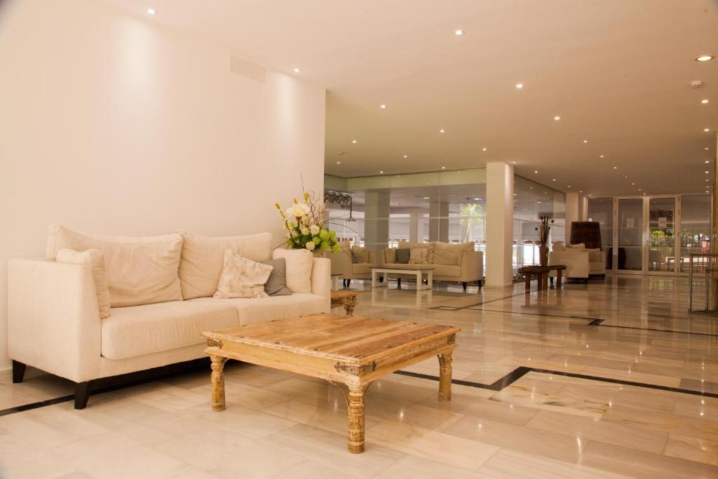 Globales Maioris — Hotel building in Maioris Decima, Balearic Islands