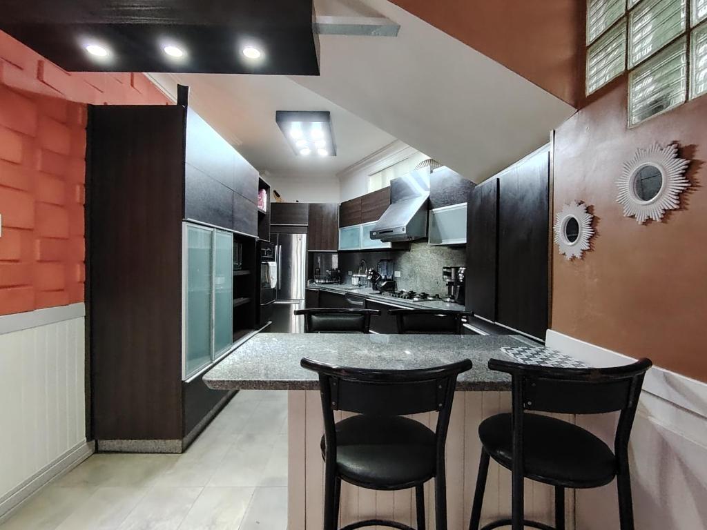 Brilliant 6-bedroom house with AC in vibrant Caracas - 2