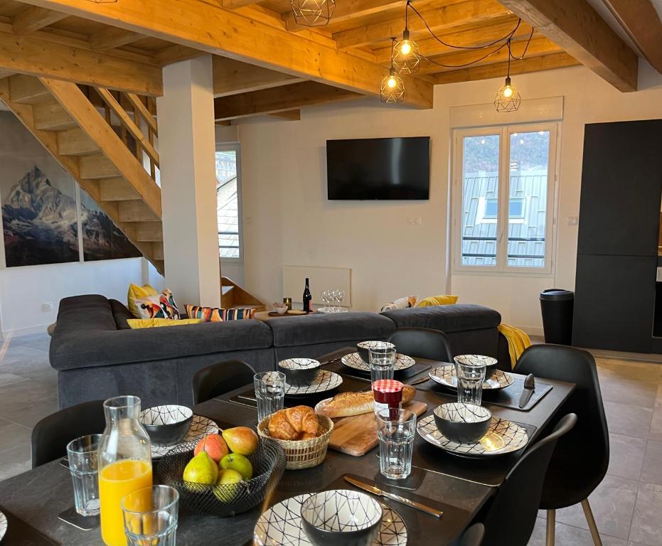 Le Vieux Bourg Apartment 4, Spacious 3 bedroom Apartment, Ski & Cycle - 2