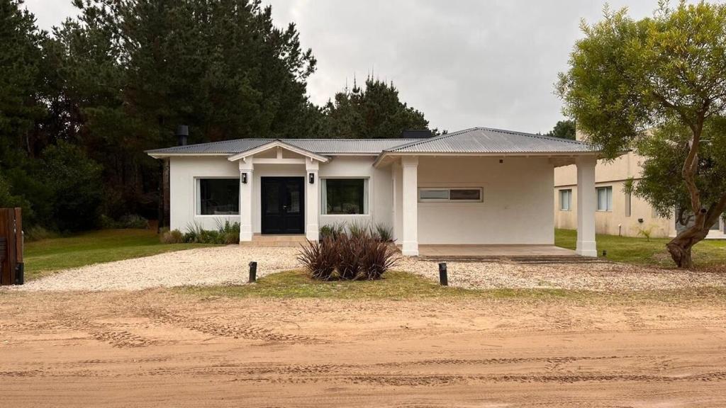 Casa con parque y pileta en Costa Esmeralda - 1