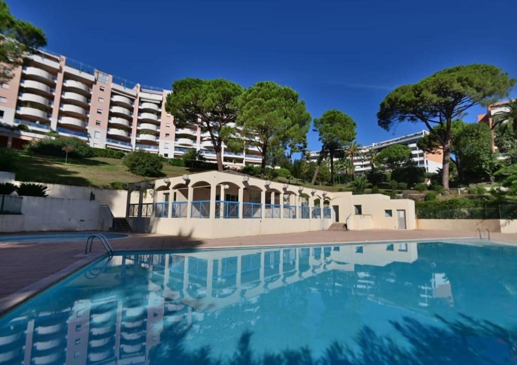 2pieces appartement avec jardin piscine et tennis à Cannes La Bocca - 4