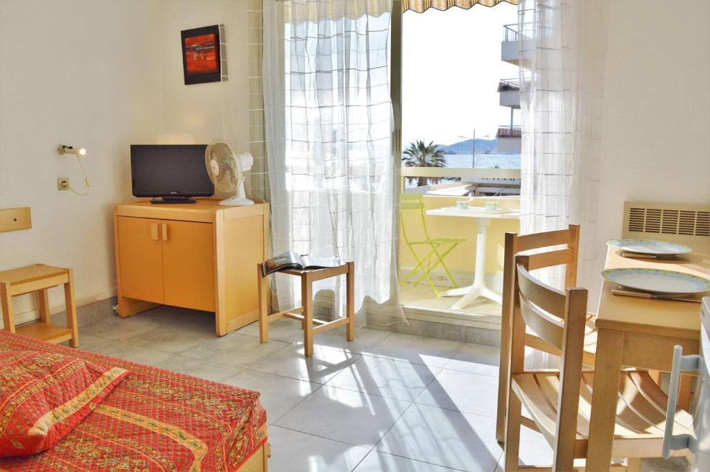 LV360-307 Studio VUE MER 4 couchages LE LAVANDOU - 2