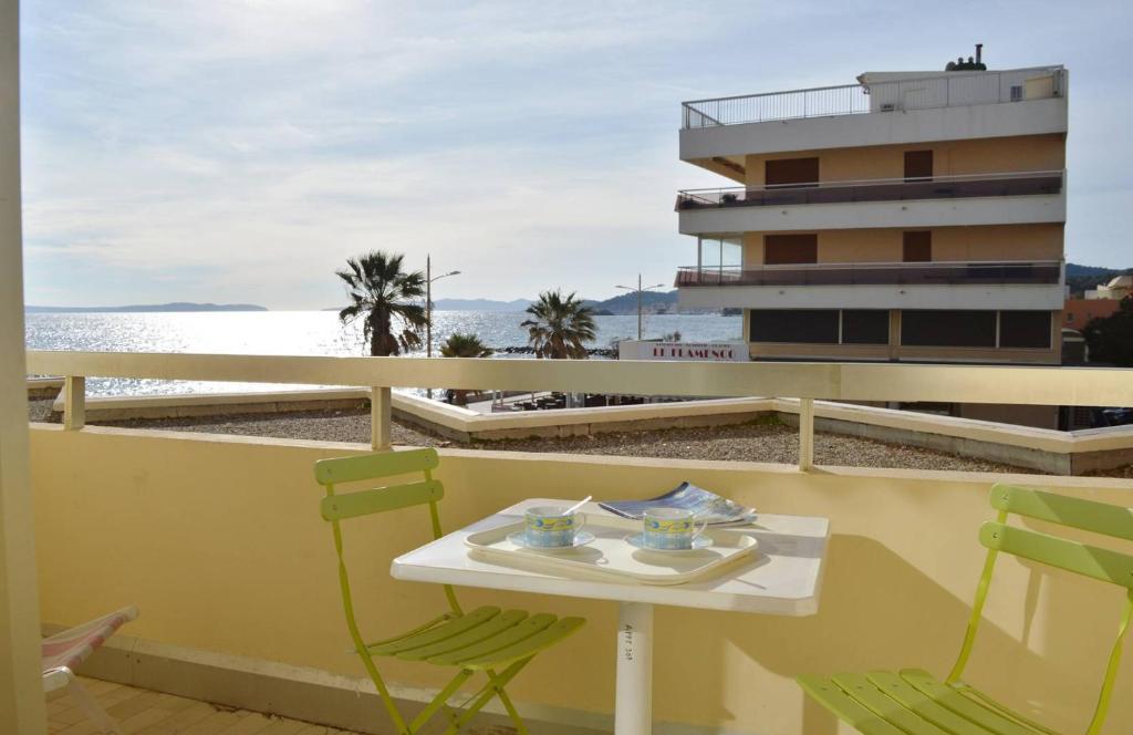 LV360-307 Studio VUE MER 4 couchages LE LAVANDOU - 1