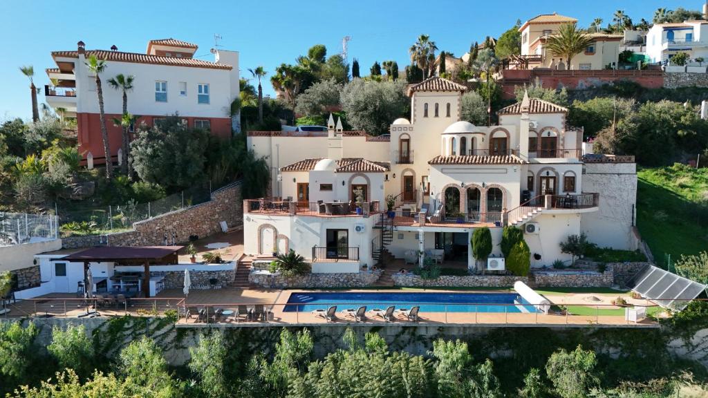 Dream Stay! 15 Guests, Big Pool with Heating Option at Extra Cost, Sea view! - 1