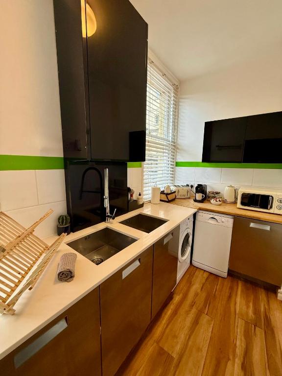Georgian-Style Apartment, Bath photo 3