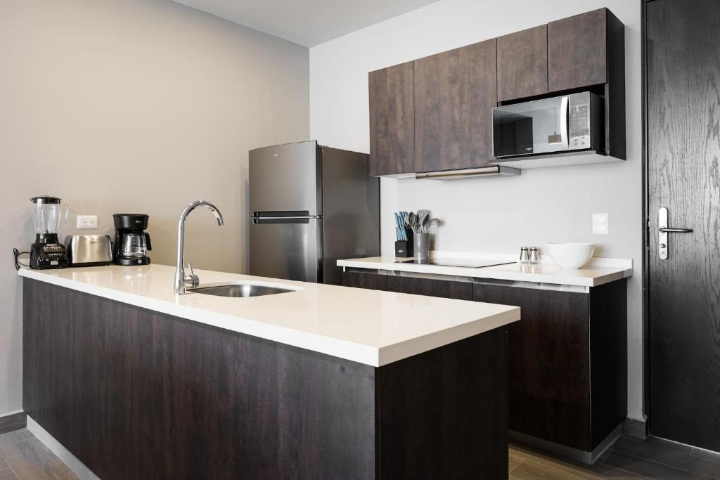 Modern Apartment with City Views and Pool Access - 5