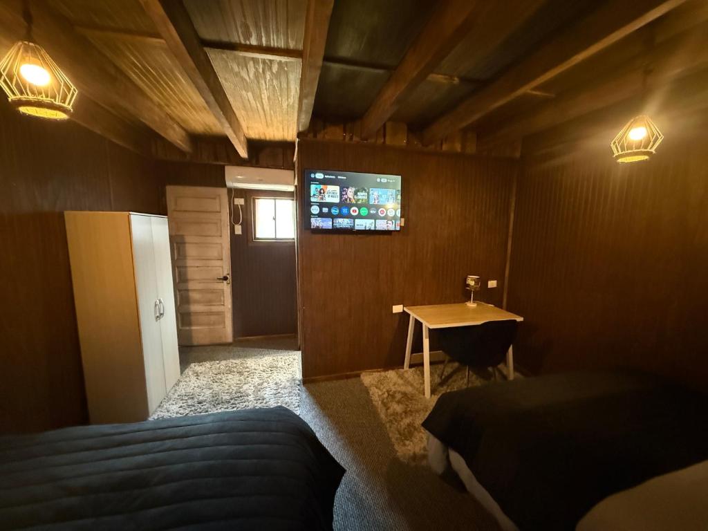 Hospedaje céntrico con AACC, baño privado, TV con plataformas y espacio cowork - 4