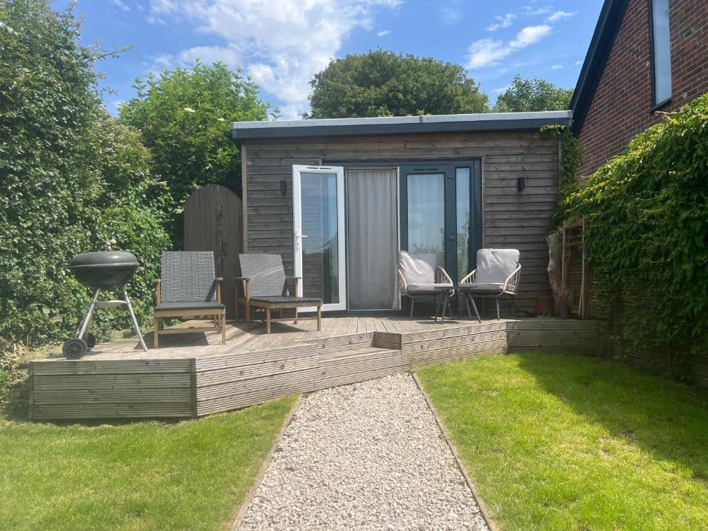 Private wood cabin, Bere Regis - pet-friendly stay