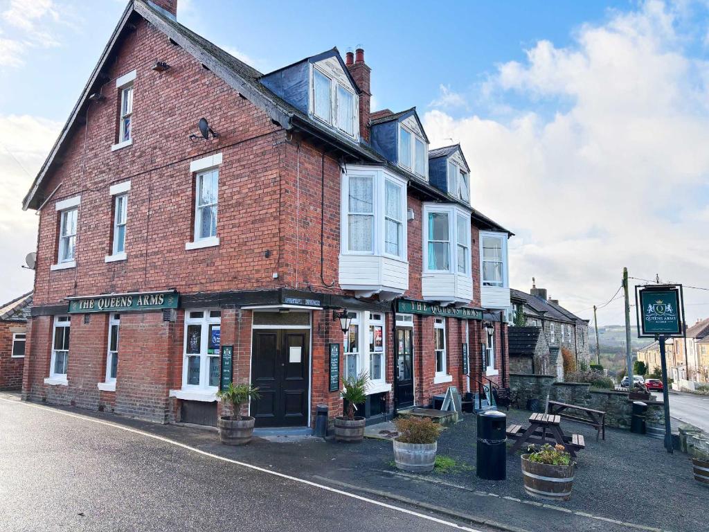 ザ クイーンズ アームズ ホテル (The Queens Arms Hotel)