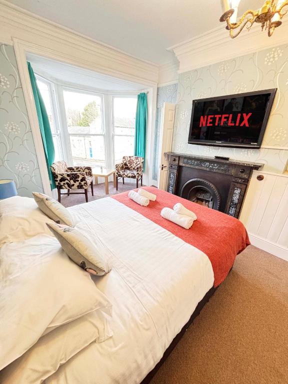 ザ クイーンズ アームズ ホテル (The Queens Arms Hotel)