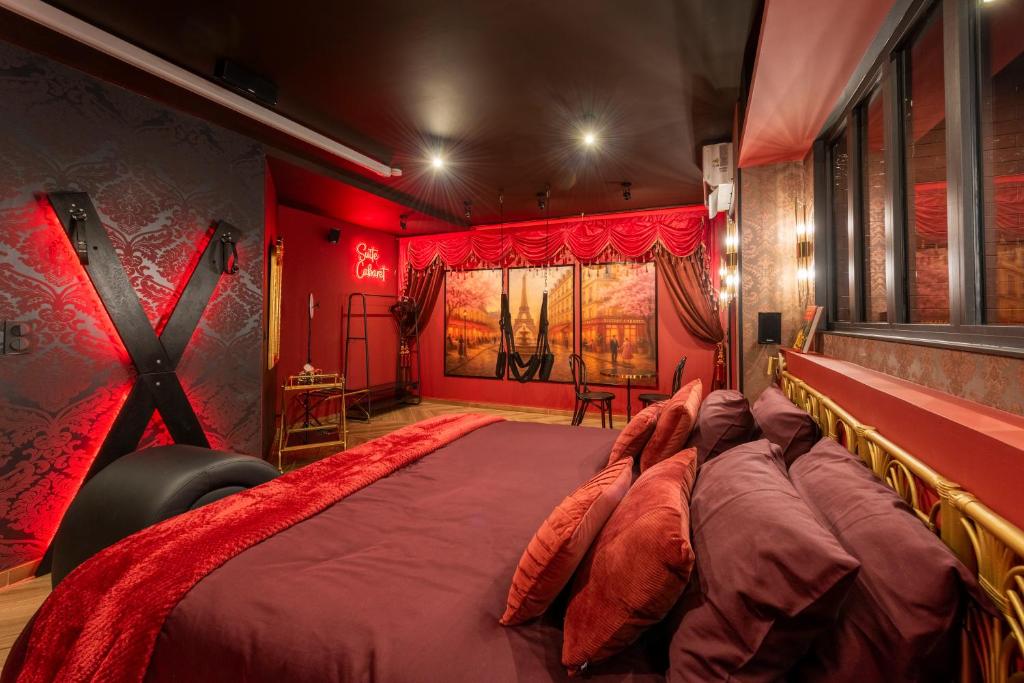Suite Cabaret - Love room spa & cinéma privatifs - piscine - 2