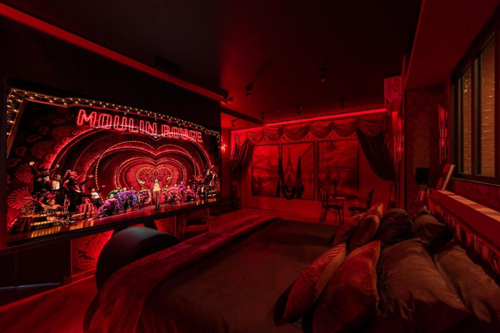 Suite Cabaret - Love room spa & cinéma privatifs - piscine - 4