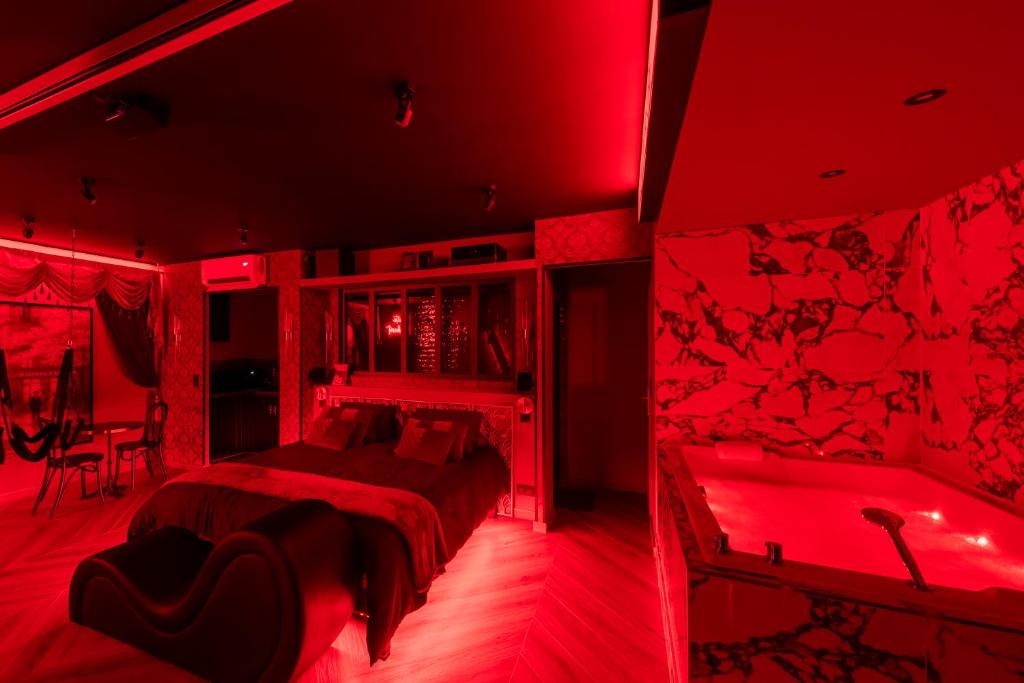 Suite Cabaret - Love room spa & cinéma privatifs - piscine - 5