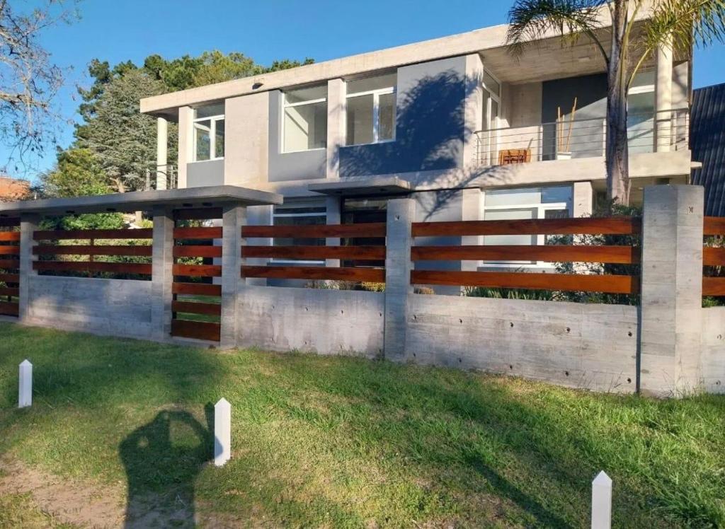 Excelente Casa Moderna en Villa Gesell Zona Norte - 2