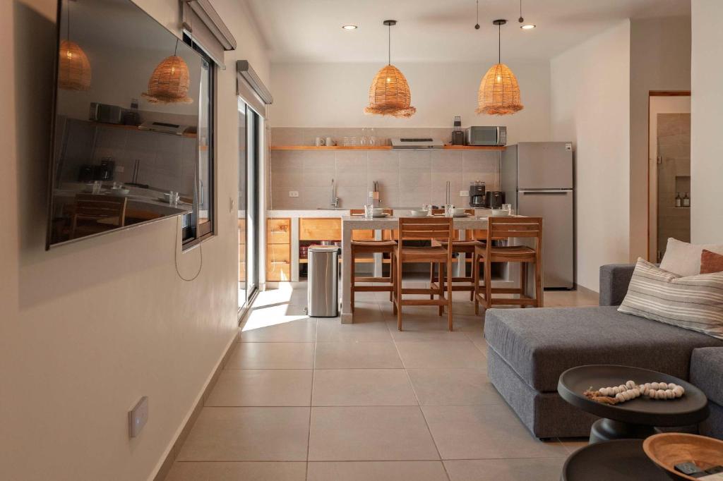 2BR Palma Suite 301 Pool Parking & Cleaning - 4