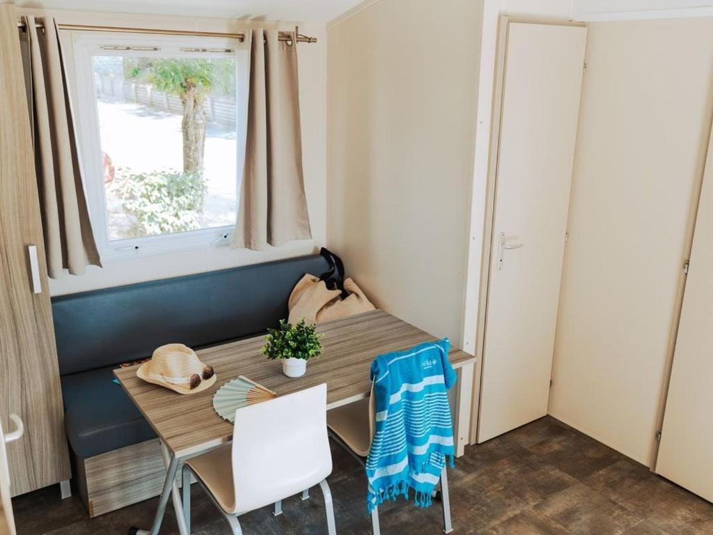 Mobil-home cosy avec terrasse - 2 chambres doubles - API-1-52-1466 - 1