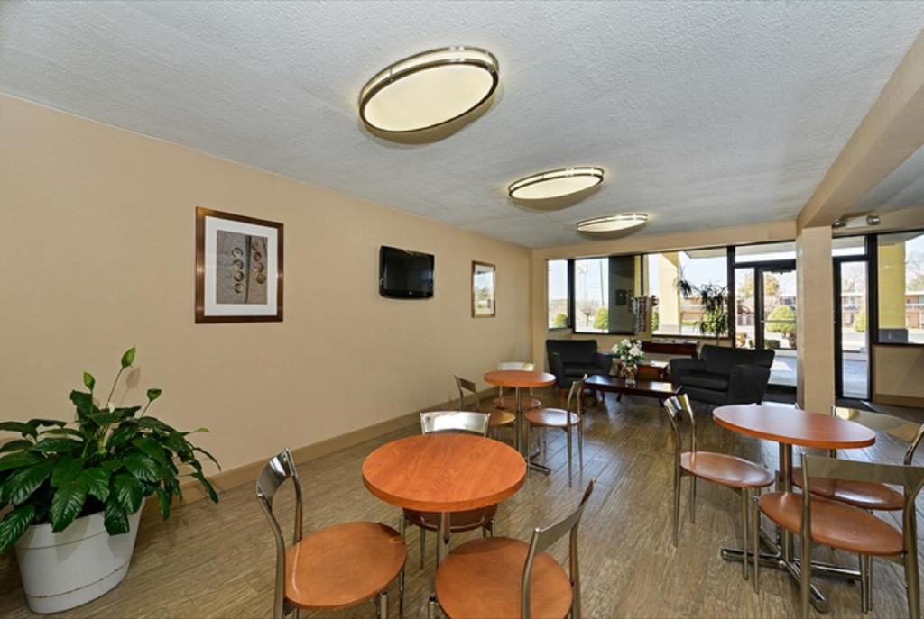 Super 8 By Wyndham Clarksville Northeast photo