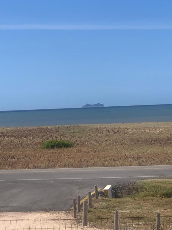 Beautiful brand new oceanfront house Hermosa casa a estrenar frente al mar - 3