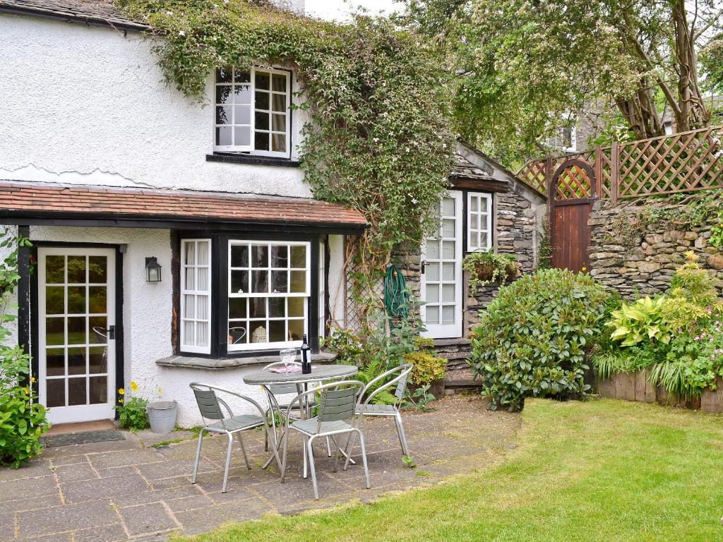 Rustic Cottage with log burner, Windermere