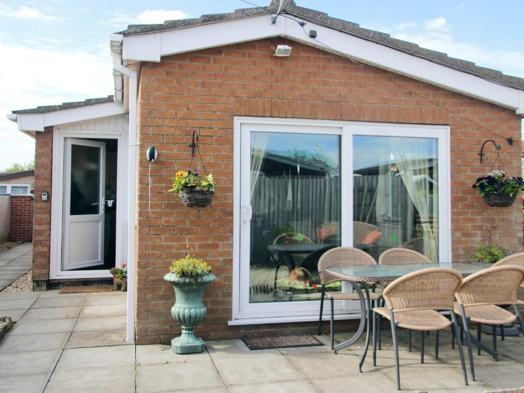 Sandy Creek Cottage, Anderby - pet-friendly stay