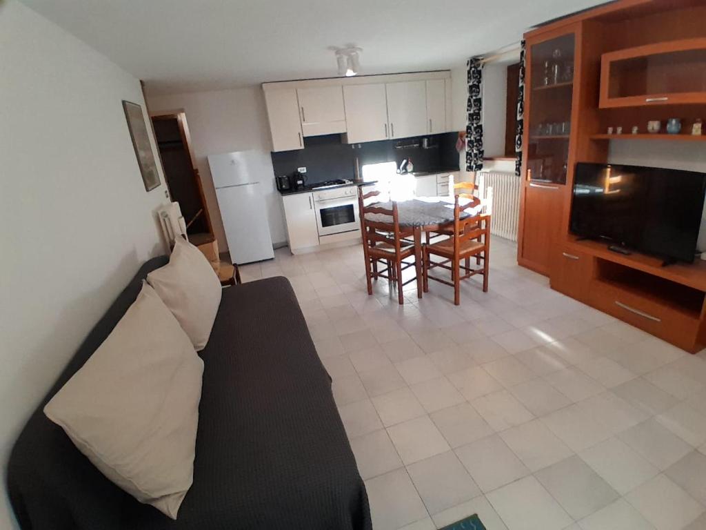 Charming Alpine Two Bedroom Apartment Near Ski Slopes With Parking - 2
