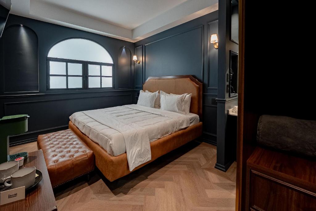 The Midnight Bloom Suite - 1