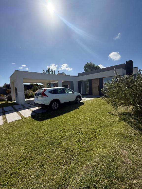 Casa Costa Esmeralda 4 dormitorios 3 baños 1 toilet Pileta 10Pax - 3