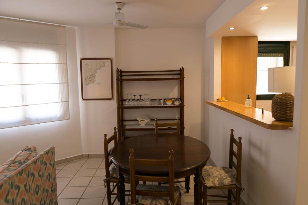 2 bed. GF apartment in center of Begur w shared pool parking H62 - 3