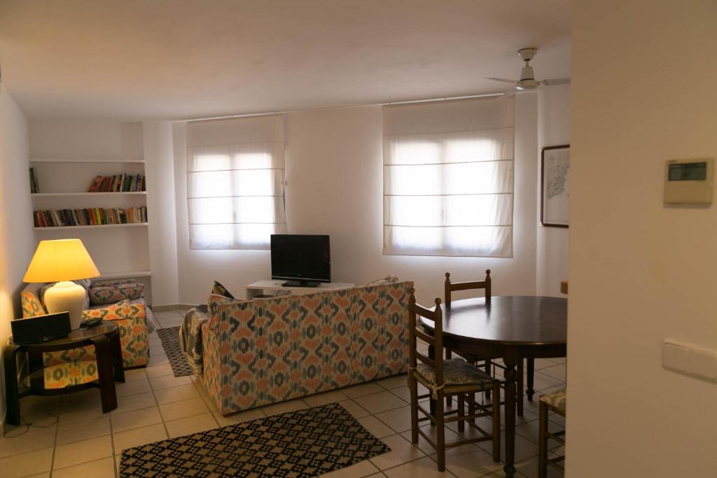 2 bed. GF apartment in center of Begur w shared pool parking H62 - 5