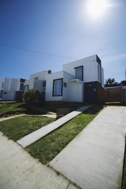 Moderna casa en Condominio Los Pinos, El Tabo - 1