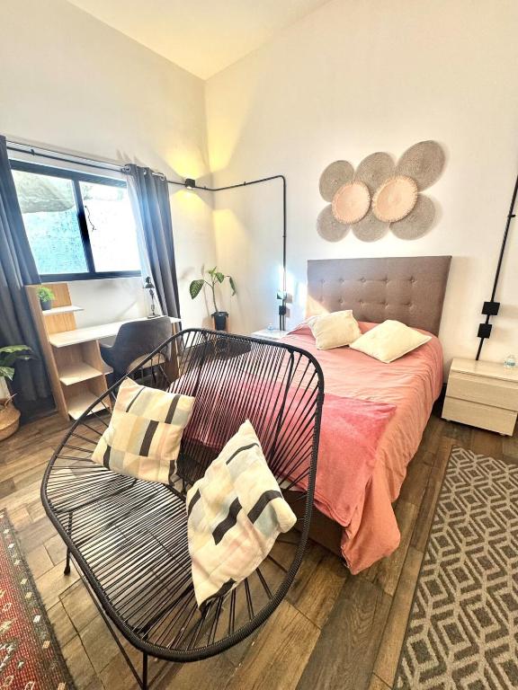 Large, well-lit apartment 4 - 5