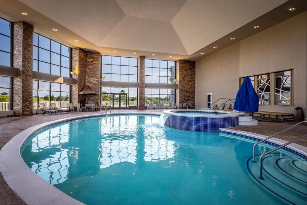 Isle Casino Hotel Waterloo - A Caesars Rewards Destination スイミングプール