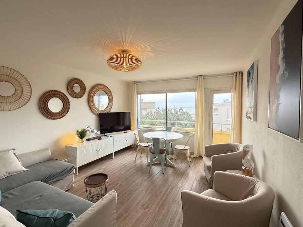 Sea View and Beach at Your Feet Bright Apartment - 2