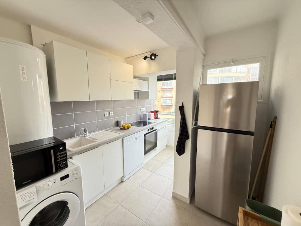 Sea View and Beach at Your Feet Bright Apartment - 3