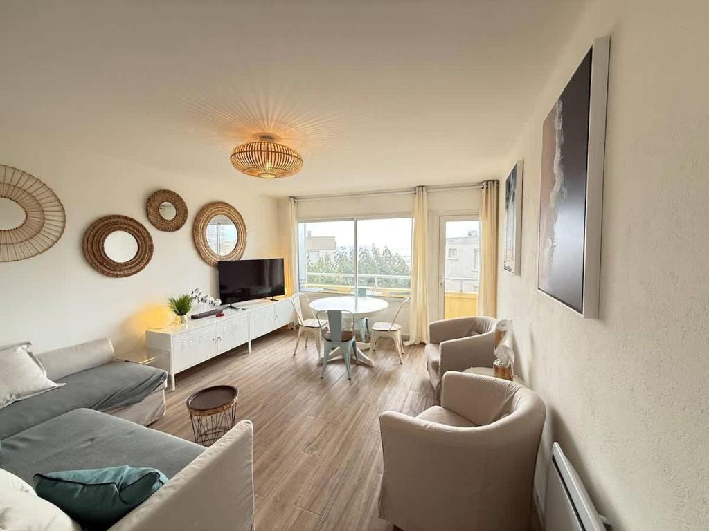 Sea View and Beach at Your Feet Bright Apartment - 4