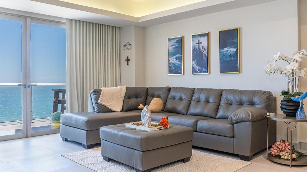 Refined Beach Escape Featuring Striking Beachfront Views - 3