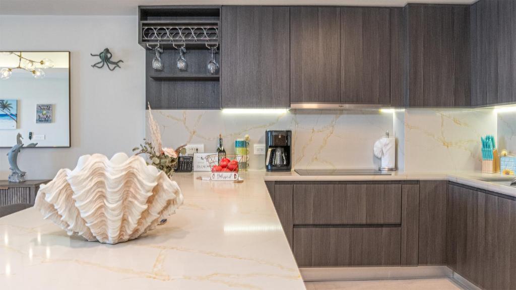 Refined Beach Escape Featuring Striking Beachfront Views - 5
