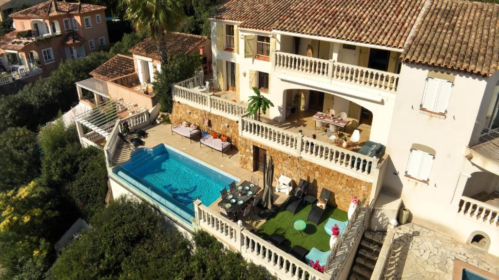 Chambre avec piscine, jacuzzi, vue mer et montagne, plage à pied - 1
