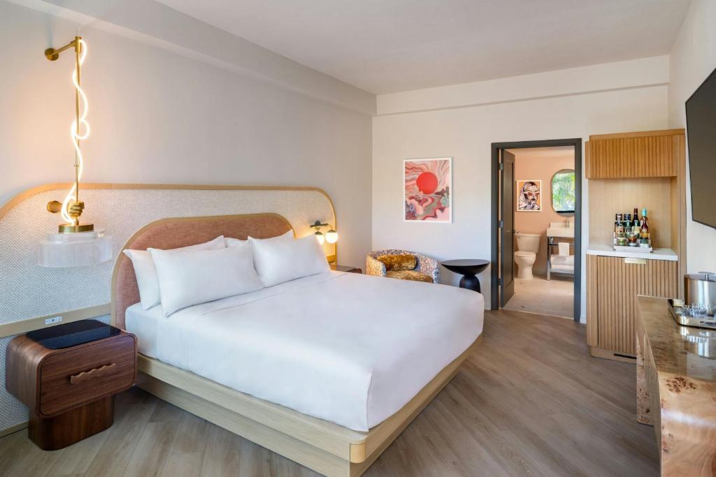 Postcard Inn On The Beach