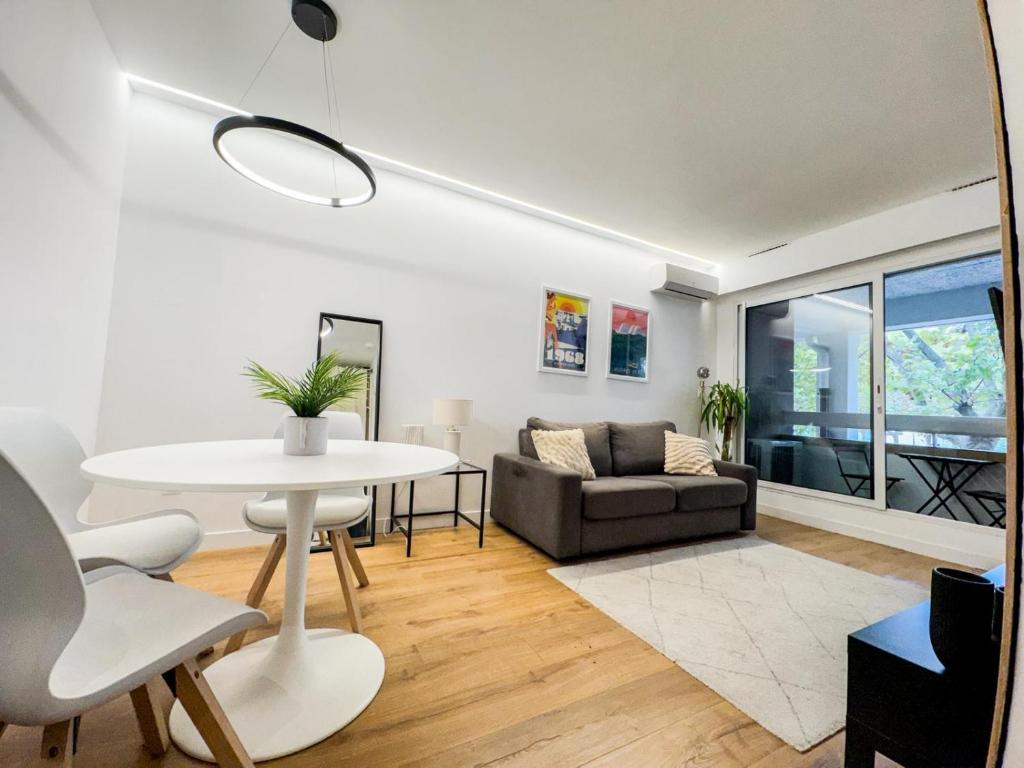 Studio clim & terrasse - free parking - 100m de la mer - 4