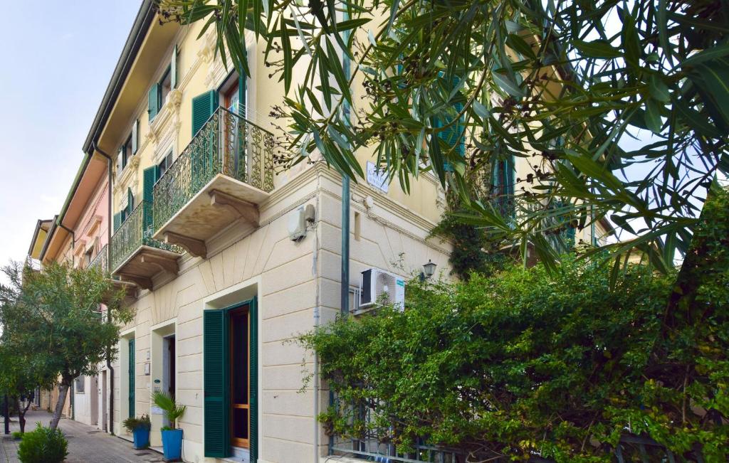 Stunning Apartment In Viareggio With Wifi - 2