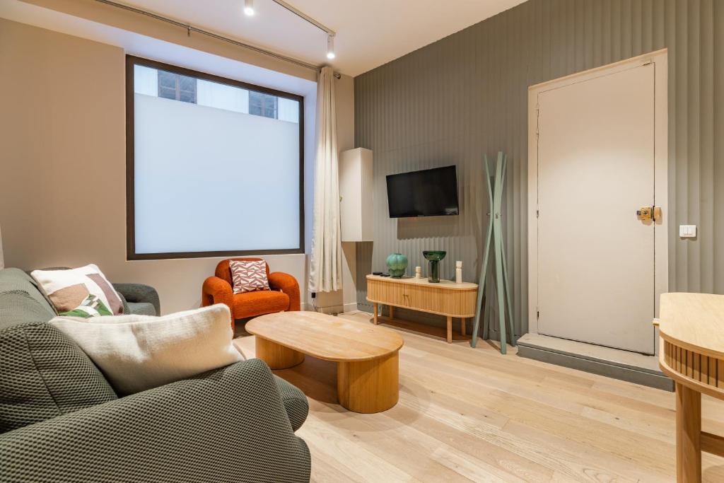 Elegant 3-room air-conditioned apartment in the heart of Paris 10 - 1