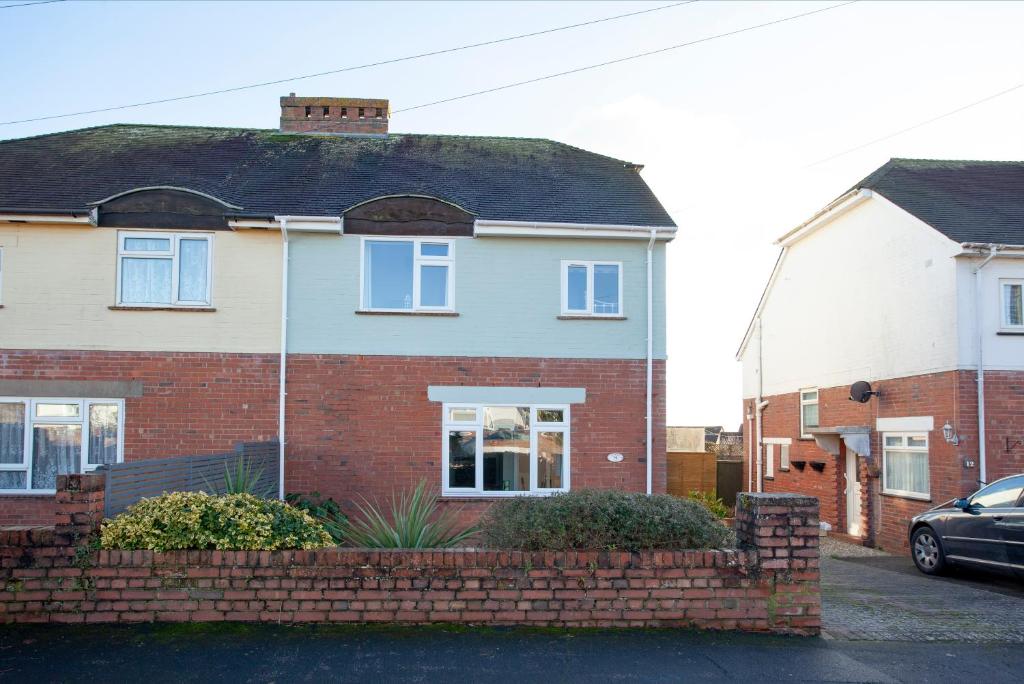Seymour House Exmouth - dog-friendly whole-house with fully enclosed garden