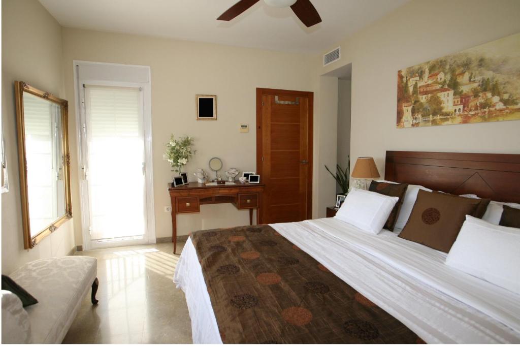 4 Bedroom Villa Sleeps 8 with Private Pool - 3