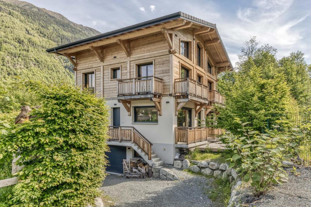Chalet 18 guests, 8 bedrooms, 5 bathrooms & Sauna! - 1