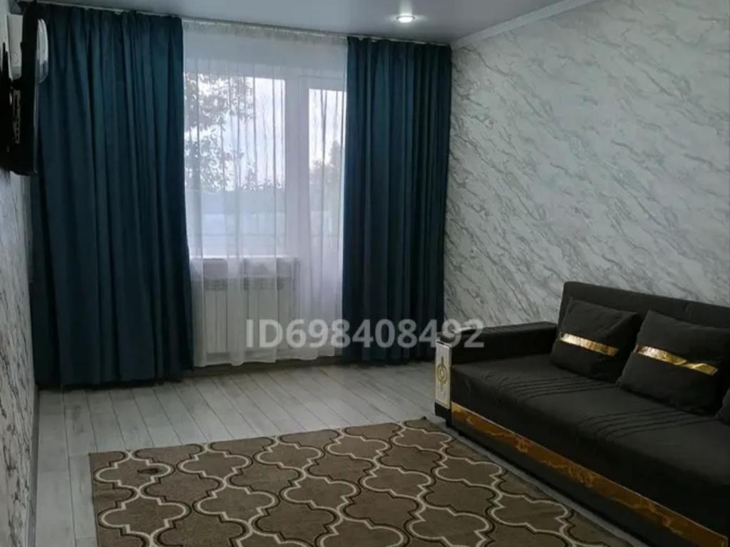 Металлургов 아파트 주방 및 거실